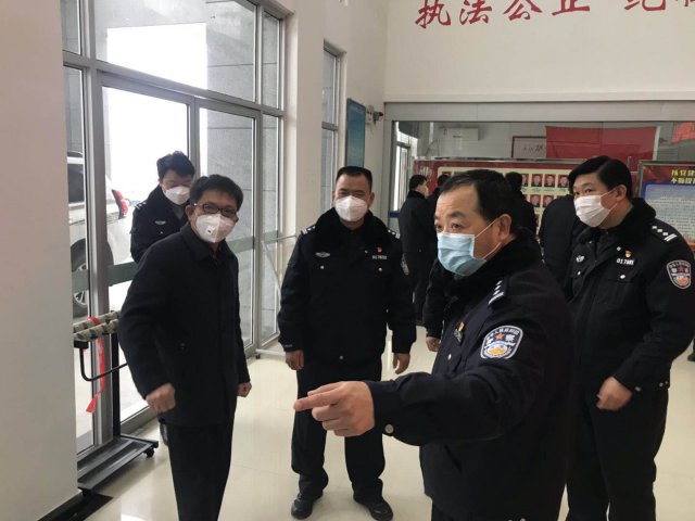 河南开封：刑警防控坚守一线 爱心捐赠温暖警营